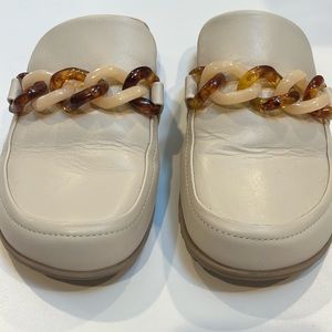 Vionic Georgie mule in beige.